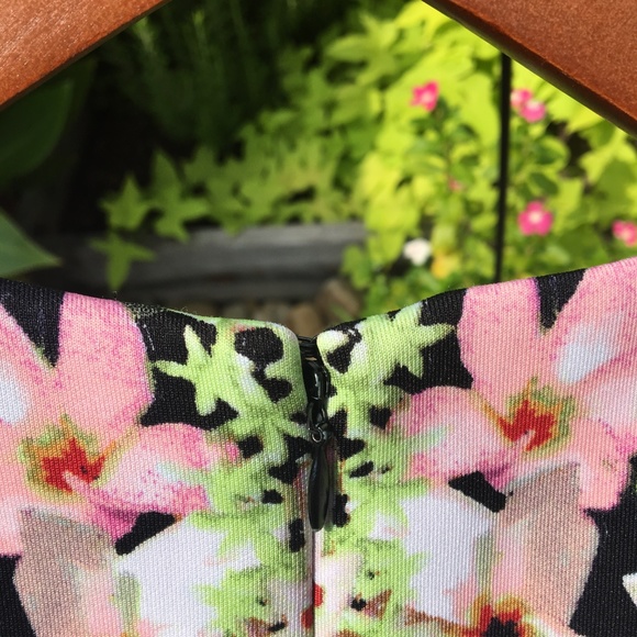 Maggy London Hourglass Form Fitting Flower Dress - Picture 5 of 7